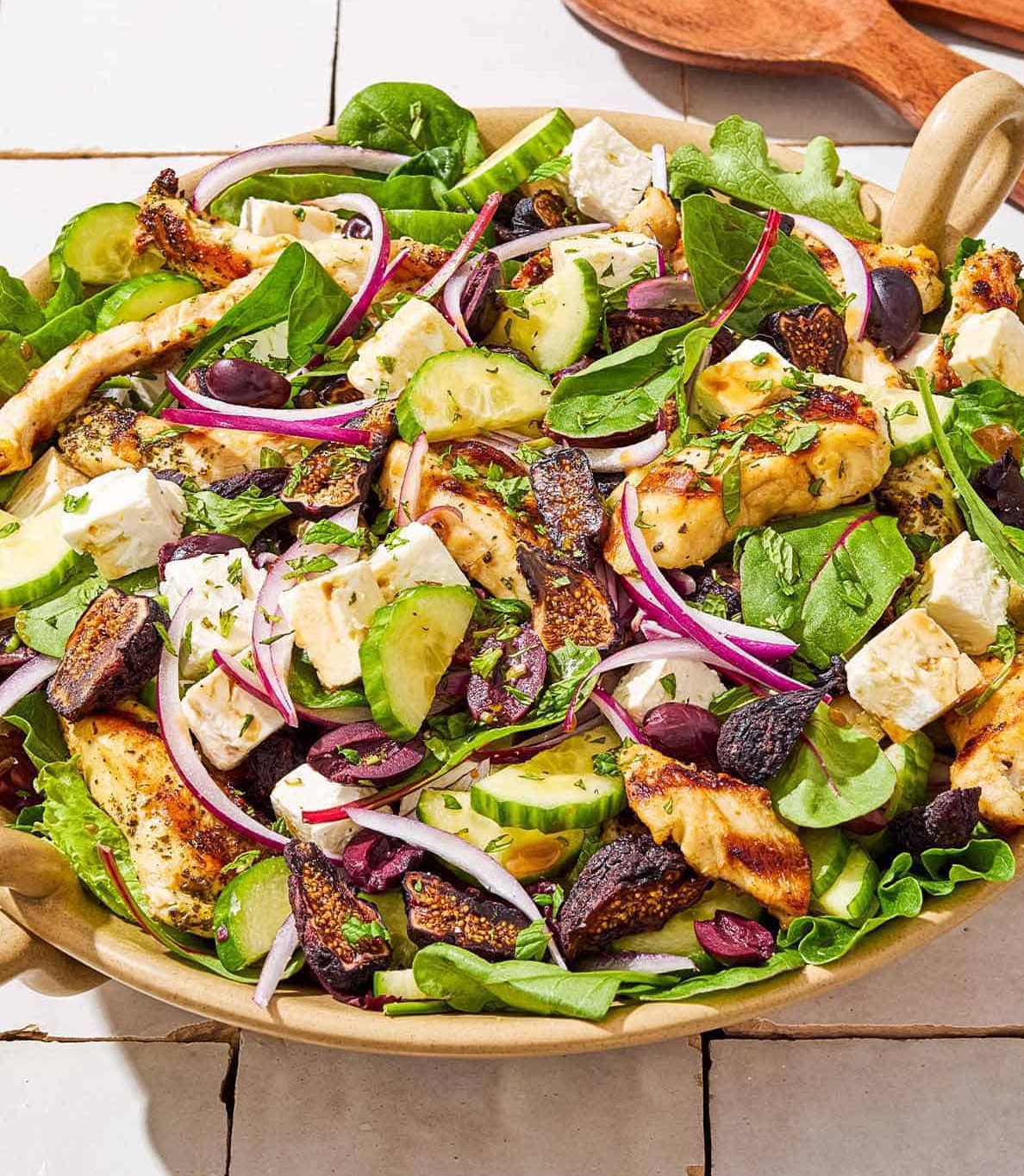 Kreeka stiilis kana-spinati salat kuivatatud viigimarjade ja fetaga